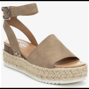 Soda Flatform Sandal